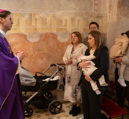 Biskup Marko Kovač krstio peto dijete obitelji Cvetan u Petrovini